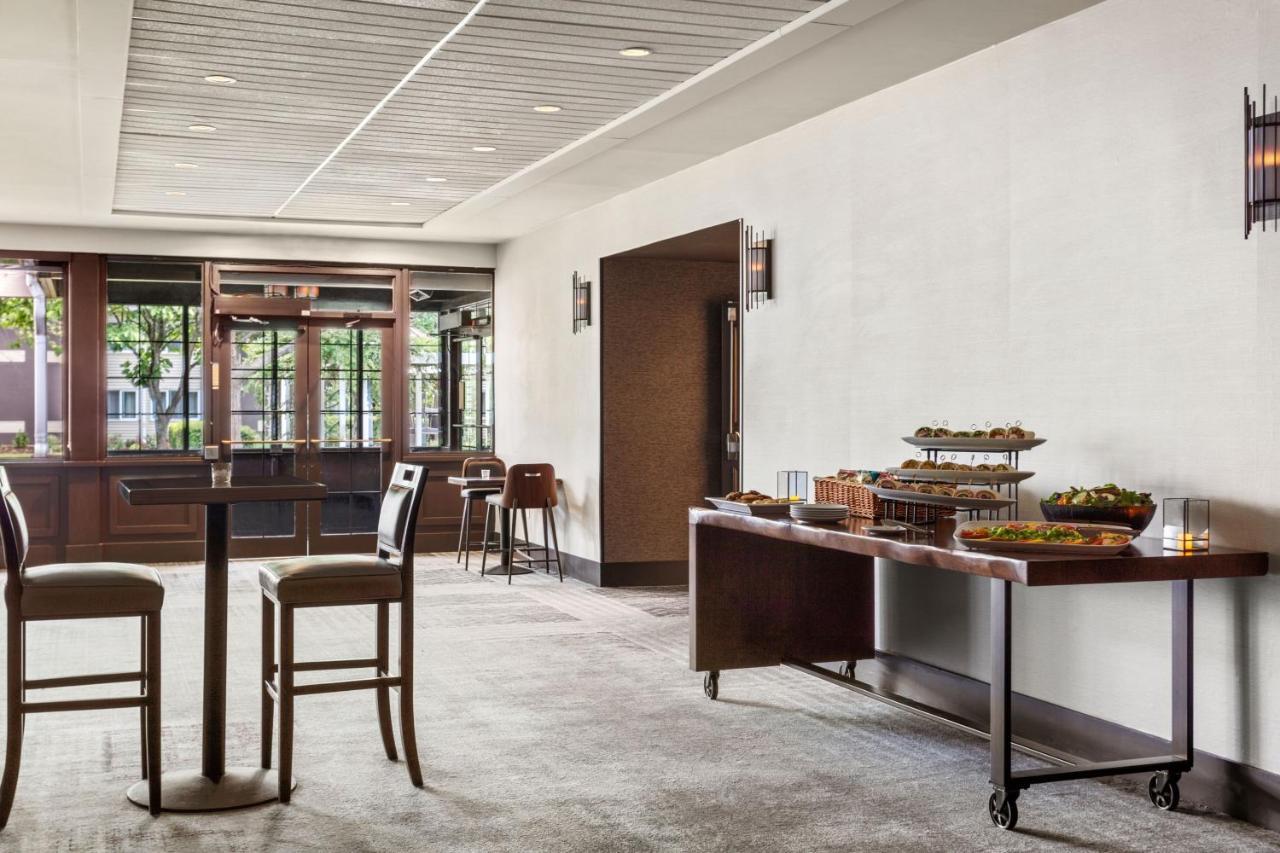 Delta Hotels By Marriott Burlington Esterno foto