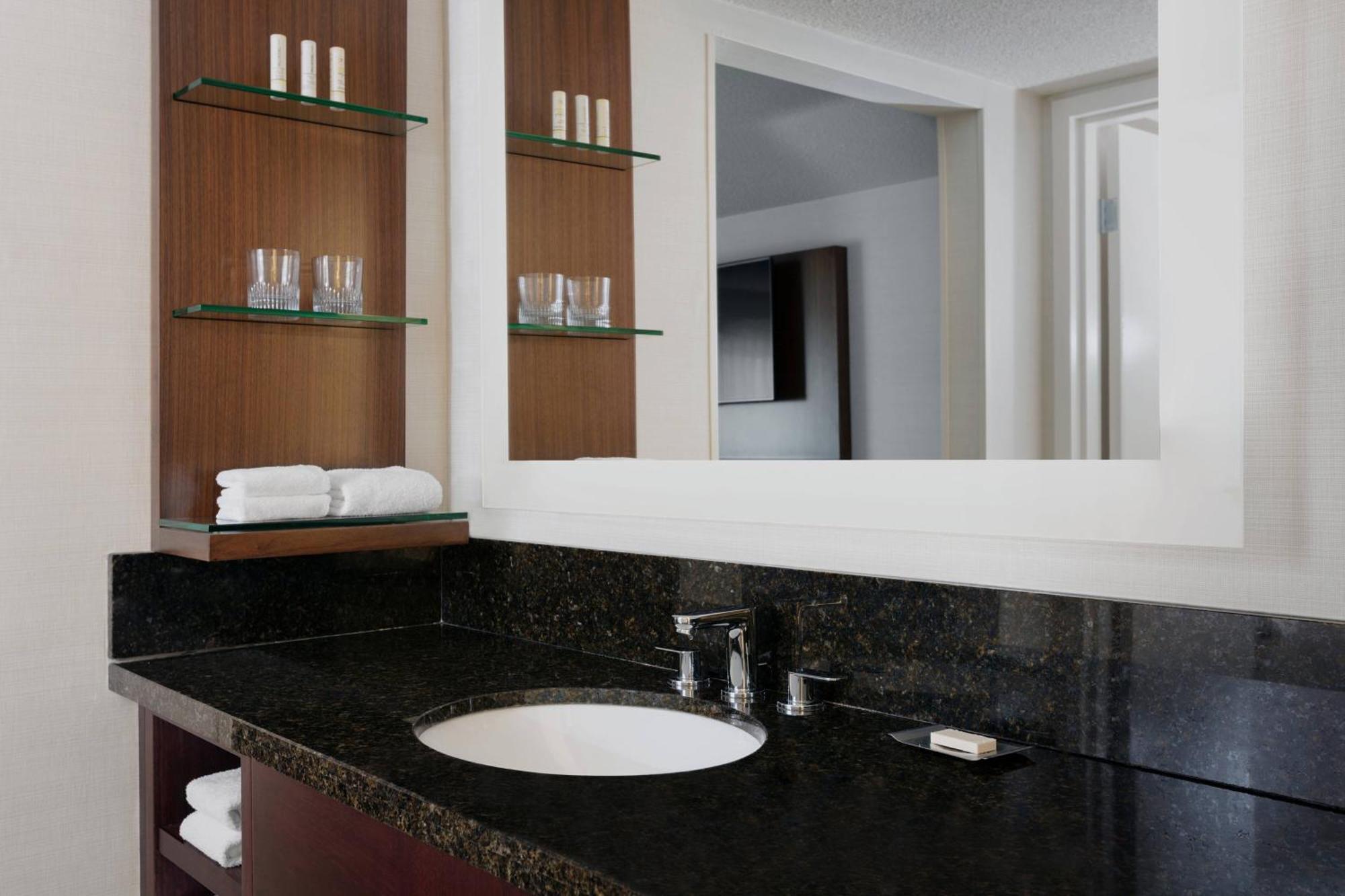Delta Hotels By Marriott Burlington Esterno foto